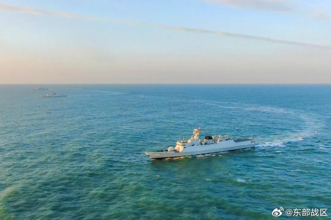 新年伊始，解放軍東部戰區海軍某部多艘艦艇組成編隊進行實戰訓練。（圖／翻攝自微博）