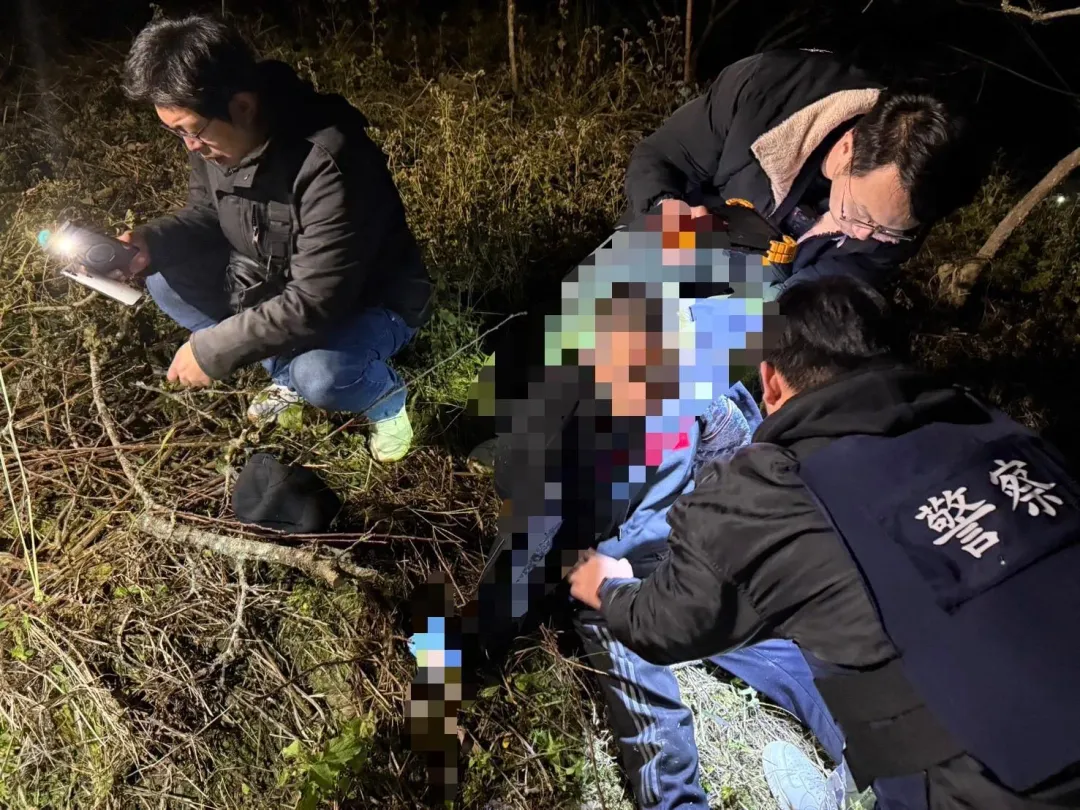 宜蘭警方在苗栗大湖山區的一處果園溝渠，逮到全身發抖的開槍簡嫌。（圖／翻攝畫面）