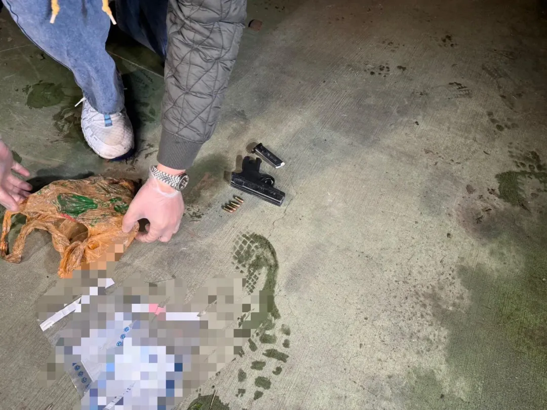 宜蘭警方在苗栗大湖山區的一處果園溝渠，逮到全身發抖的開槍簡嫌。（圖／翻攝畫面）