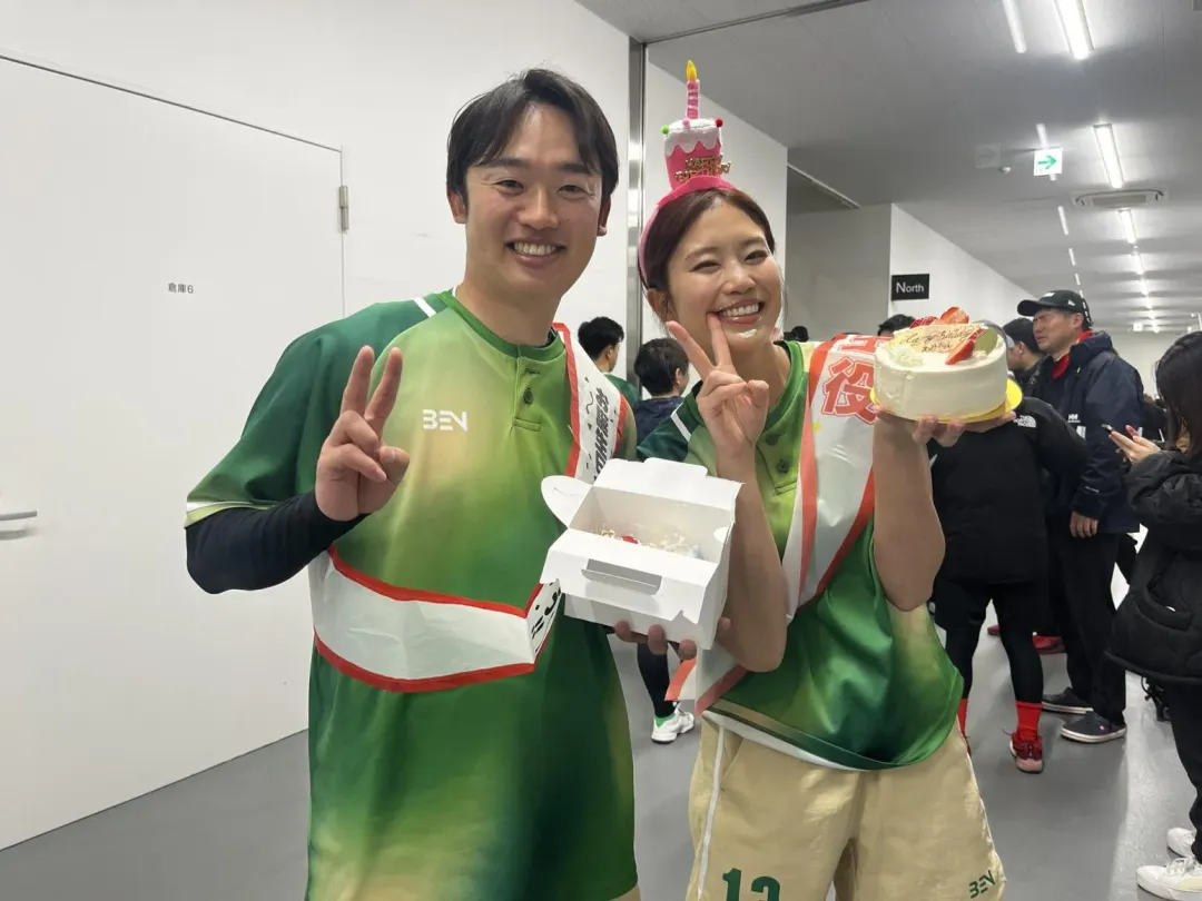 隊友幫稻村亞美慶生。（圖／翻攝自社群平台X）