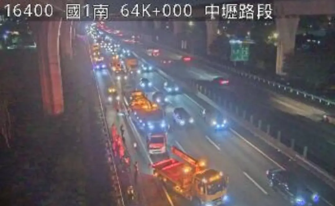 國道1號中壢路段發生連環車禍。（圖／翻攝畫面）