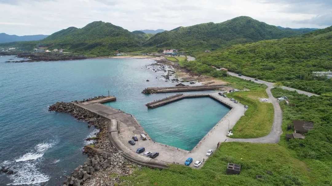 貢寮和美漁港靜謐安寧,船隻和周遭建築都少,適合假期來此遊玩或放空身心。(圖/翻攝自新北協拍中心官網)