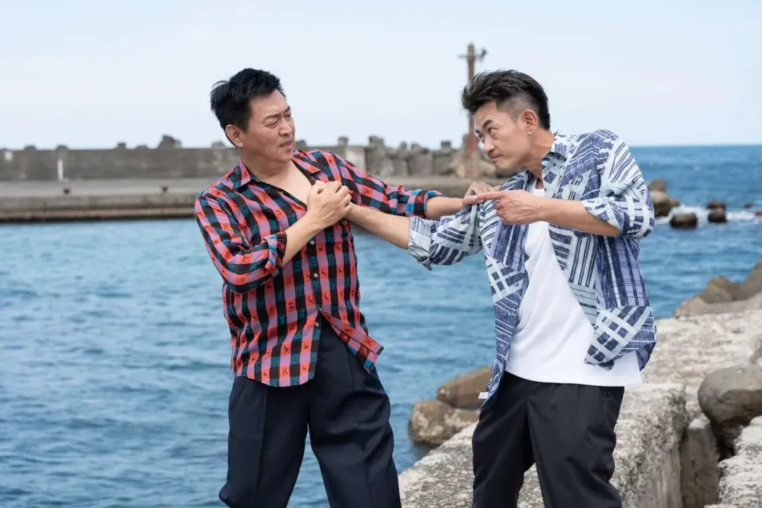 台劇《女兒大人加個賴》中,分別飾演黑道老大的庹宗華(左)、柯叔元在和美漁港邊也有故事。(圖/翻攝自新北協拍中心官網)