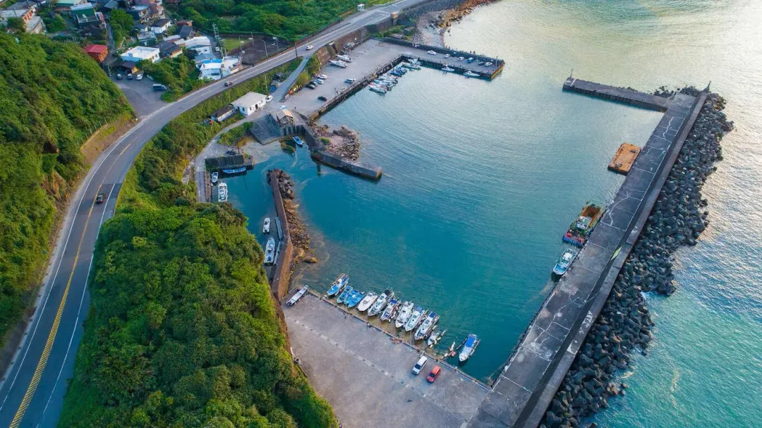 新北瑞芳水湳洞漁港不僅坐擁山海景觀,還能在港內垂釣。(圖/翻攝自新北協拍中心官網)