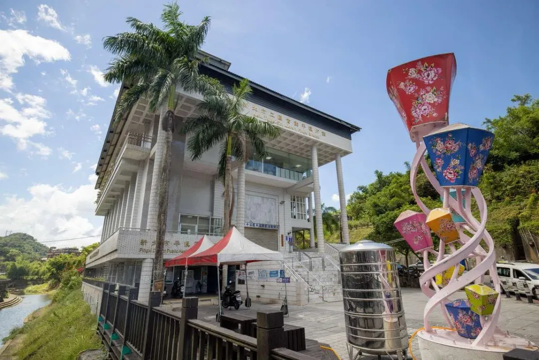 平溪另1特色就是天燈，平溪區衛生所外還設有彩色天燈造型的裝置藝術。（圖／翻攝自新北市觀光旅遊網）