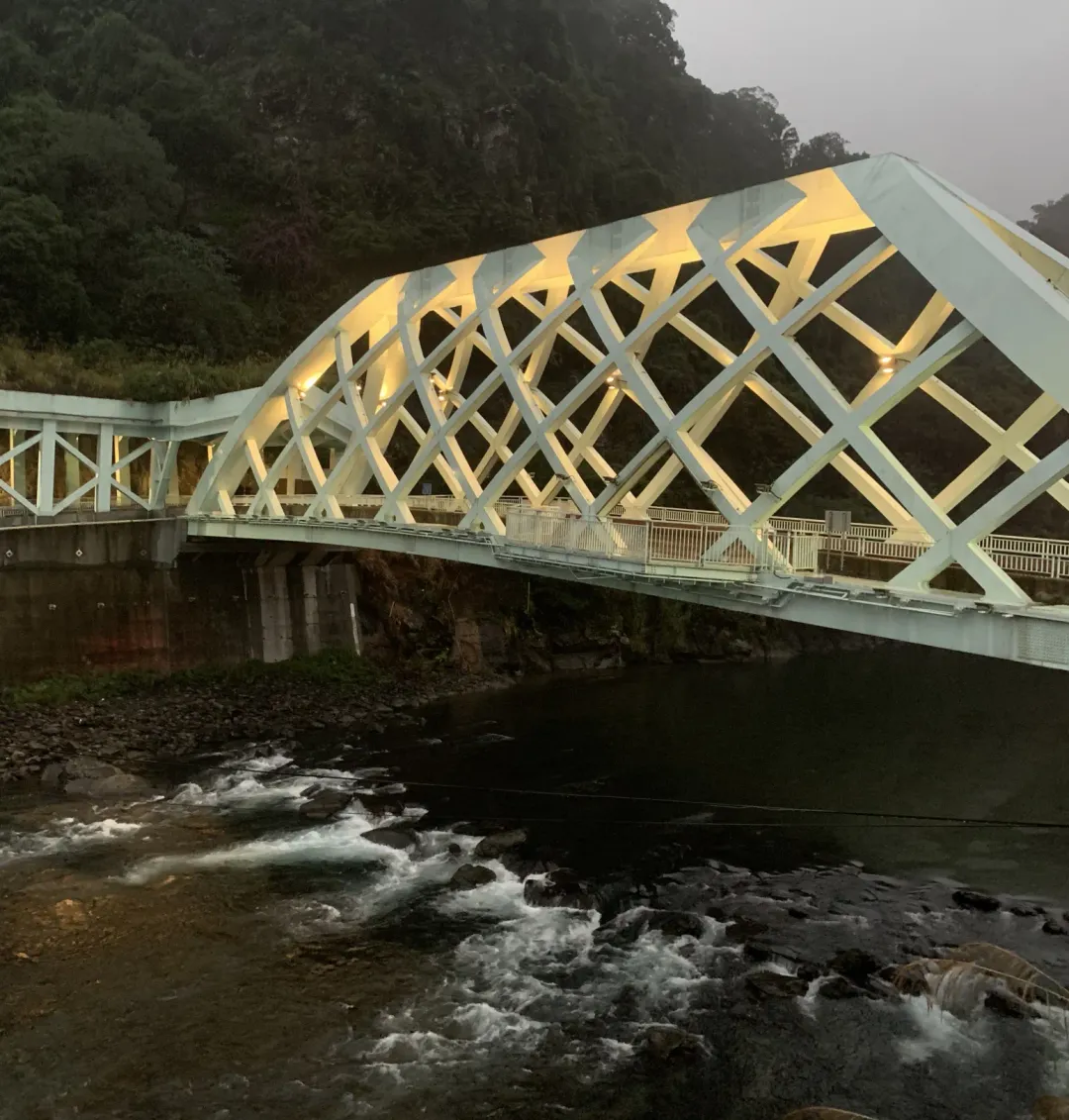 烏來新地標「覽勝大橋」橫跨南勢溪，連接烏來老街和溫泉街，穿越大橋便抵達台車乘車處。（圖／讀者葉美華提供）