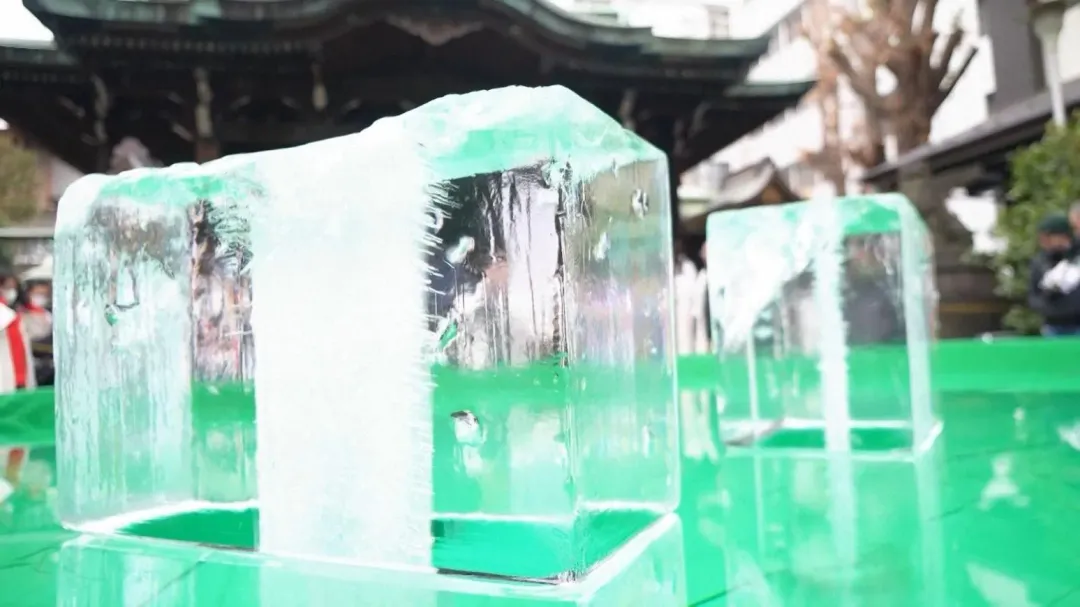 冰水浴中的大冰塊。(圖/美聯社)