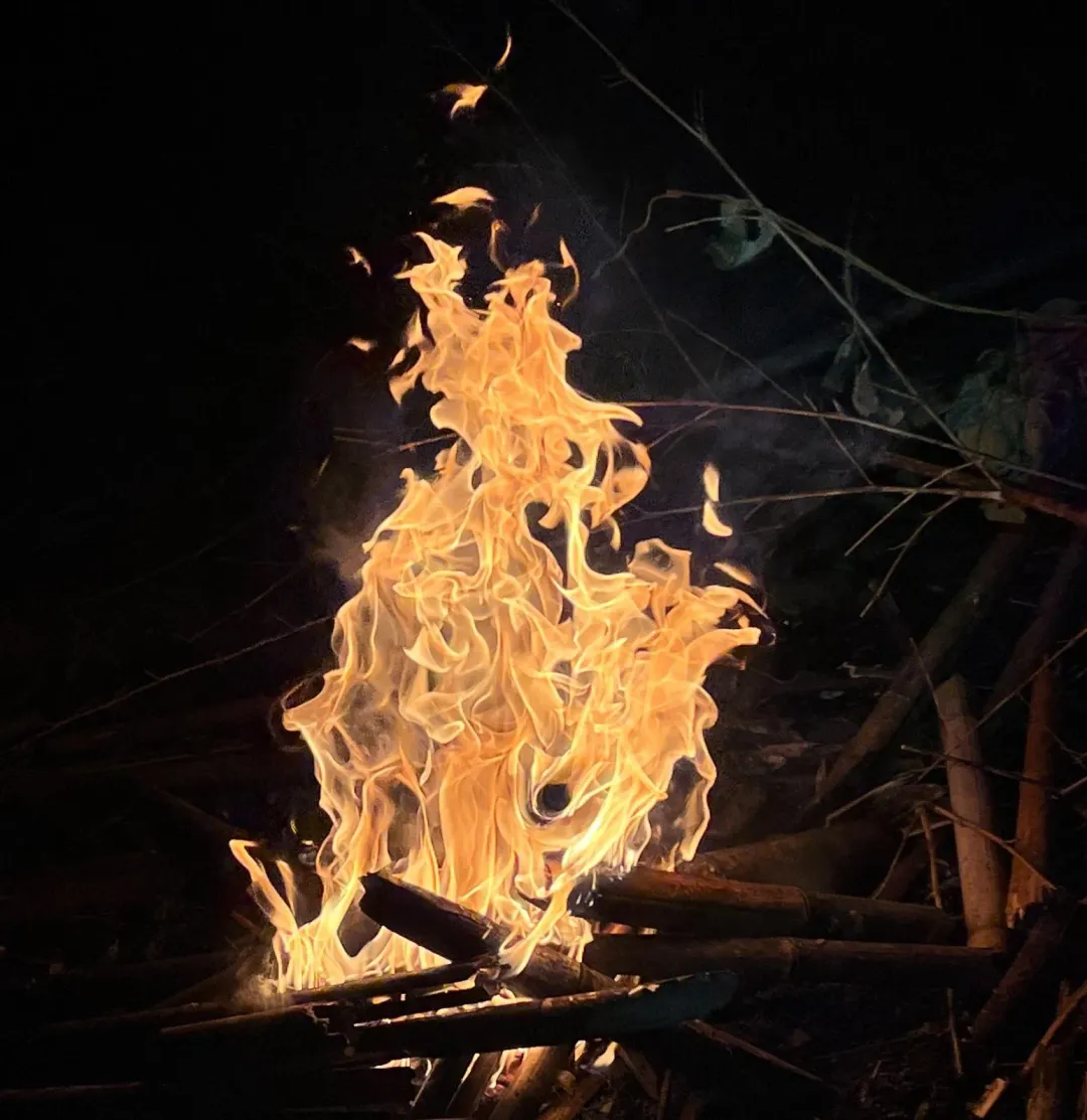 圍繞著篝火取暖聊天，是露營必不可少的一個環節。（圖/鄭緯浩攝）