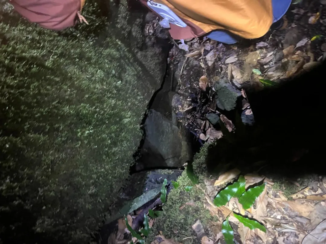 山中巨石下的縫隙，是過去泰雅族人躲避戰亂的地方。（圖/鄭緯浩攝）