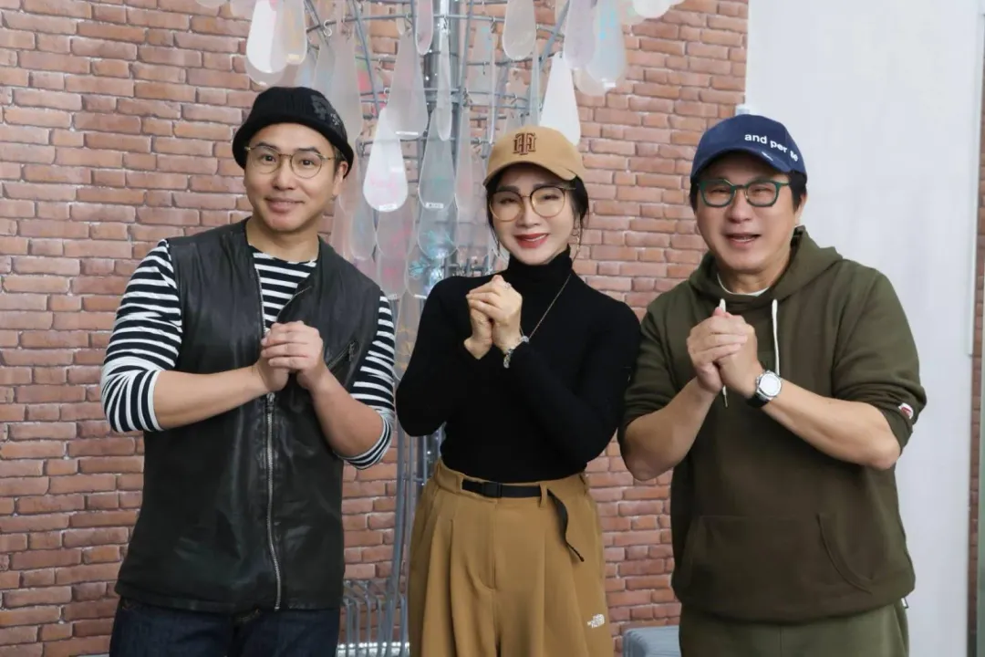 陳美鳳（中）接到胡瓜《鑽石舞台之夜演唱會》邀約很開心。（圖／萬星傳播 提供）
