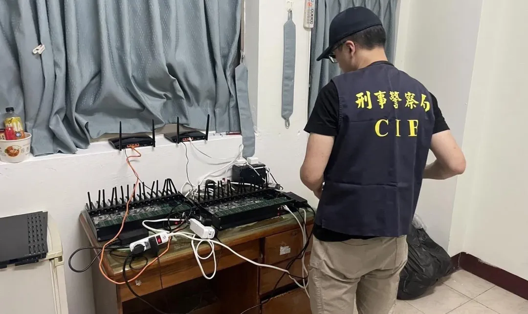 刑事局破獲詐團機房查扣話務設備。(圖/翻攝畫面)