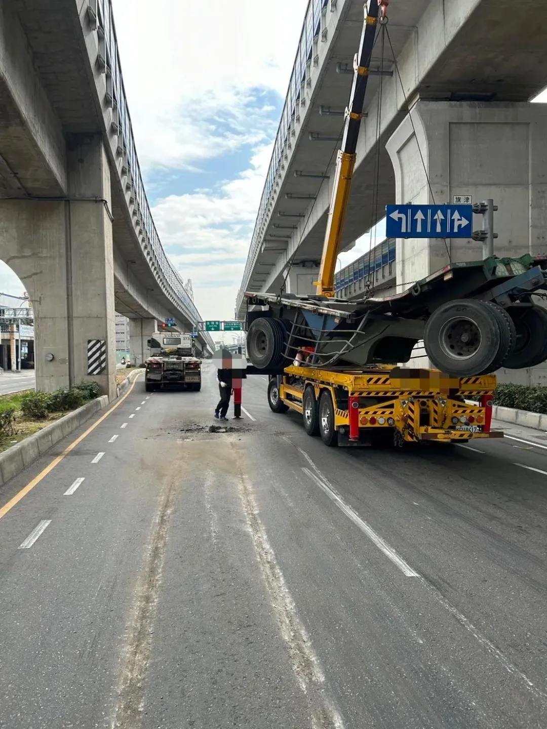 拖吊工程車移除拖板台。（圖／翻攝畫面）