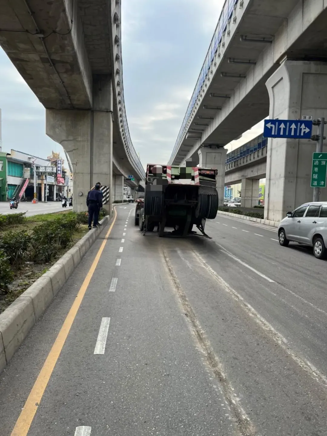 拖板車行經高雄市前鎮區新生路，疑似因板台負重不堪，導致板台斷裂。（圖／翻攝畫面）