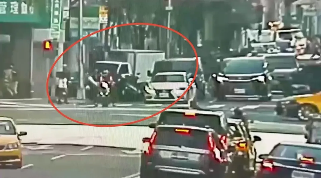 北市中山區今下午發生一起貨車暴衝意外。（圖／翻攝畫面）