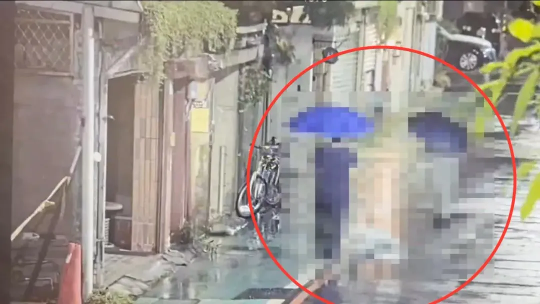 檢警調閱監視器畫面發現李威曾於案發當天進出命案現場。(圖/翻攝畫面)