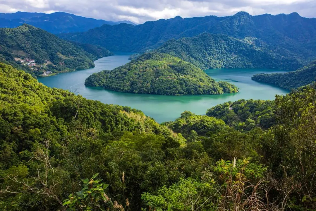 還有山峰外型酷似娃娃魚（土虱），姿態宛若守護千島湖一般。（圖／翻攝自新北市觀光旅遊網）