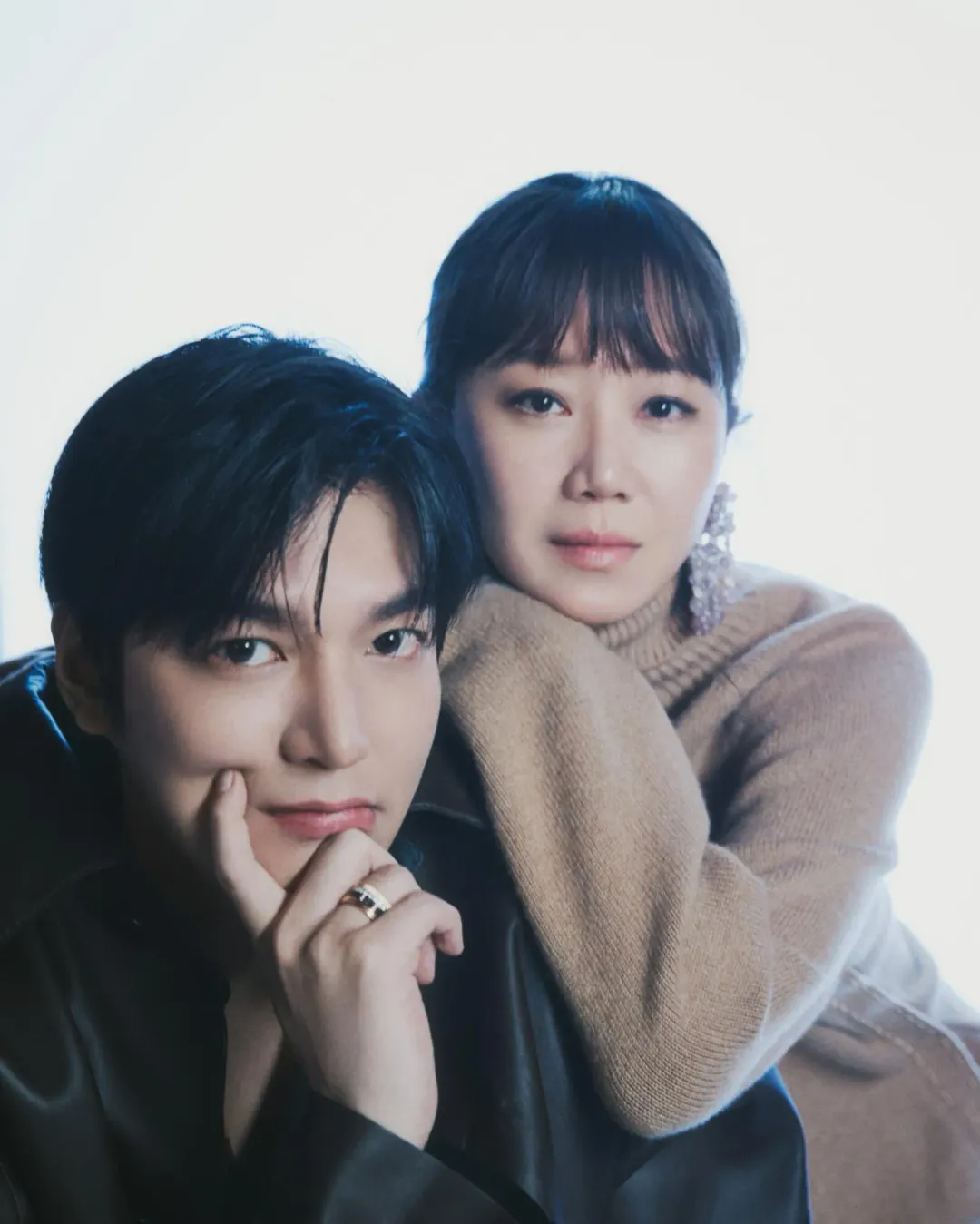 李敏鎬(左)與孔曉振(右)透露演出《問問星星吧》時,為了呈現在外太空「無重力」的視覺效果,而吃足苦頭。(圖/Netflix提供)
