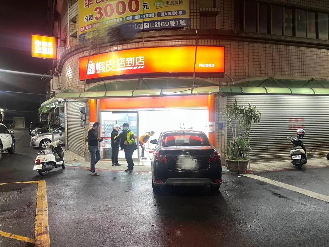 高雄40歲洪姓女子無照駕駛小客車，疑似操作不當猛撞蝦皮店。（圖／翻攝畫面）