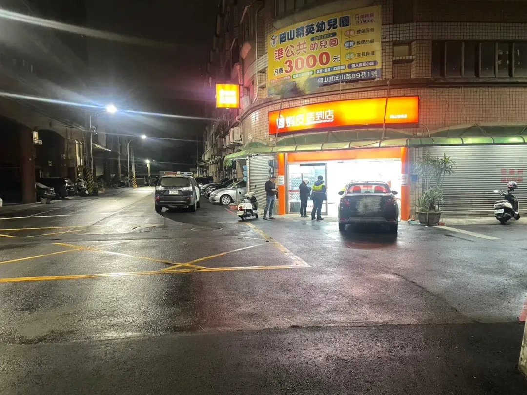 高雄40歲洪姓女子無照駕駛小客車，疑似操作不當猛撞蝦皮店。（圖／翻攝畫面）