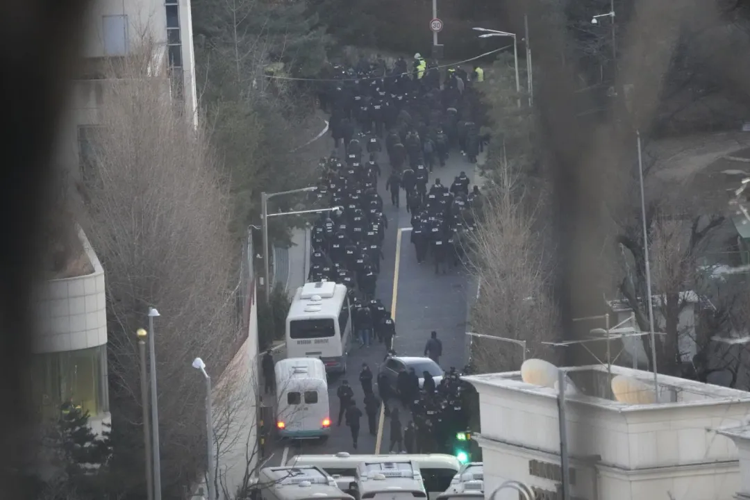 警方與公調處人員今日凌晨派遣大批人力前往總統官邸執行逮捕令。（圖／美聯社）