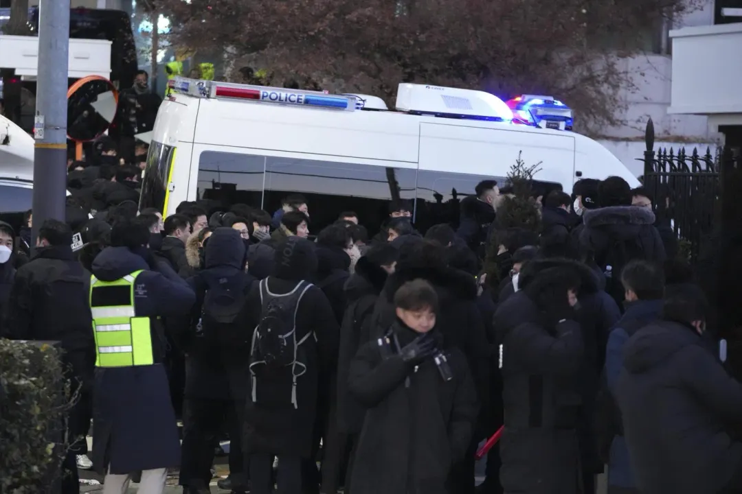 警方車輛今晨在官邸外。（圖／美聯社）