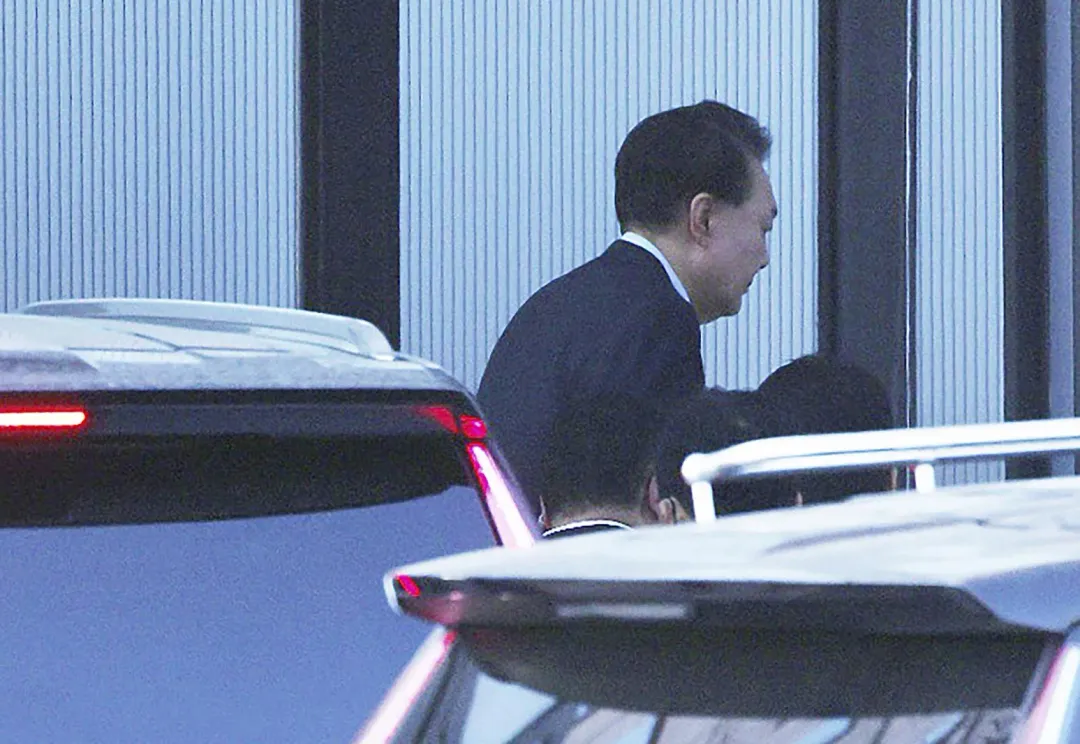 尹錫悅被媒體拍到步入調查辦公室。（圖／美聯社）