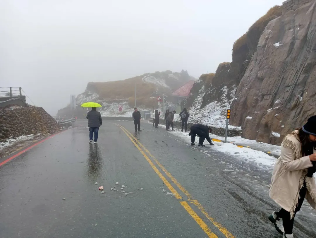 武嶺至松雪樓路段限加掛雪鏈通行。（圖／警方提供）