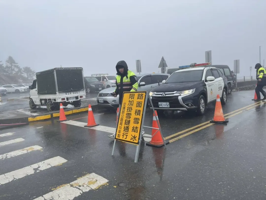 武嶺至松雪樓路段限加掛雪鏈通行。（圖／警方提供）