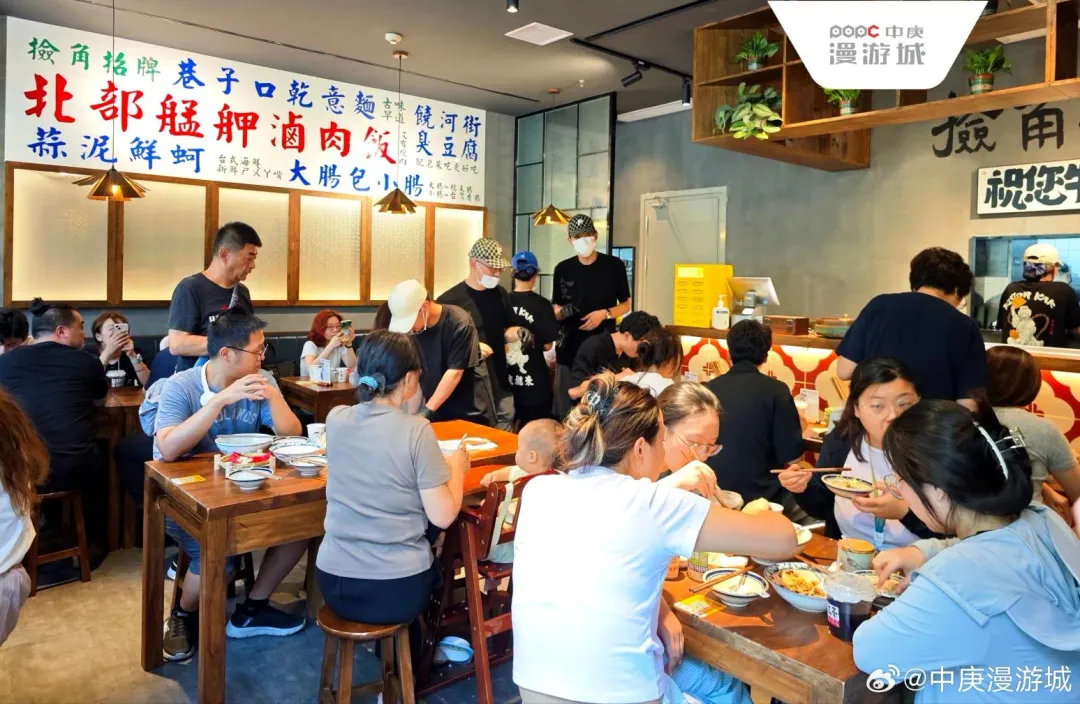 上海「撿角台灣食堂」為代表的平價台灣小吃餐廳人氣正夯。（圖／翻攝自微博）
