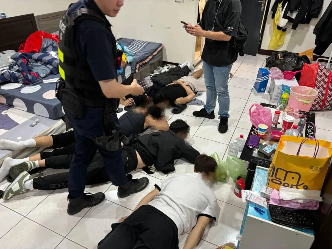 桃園警方破獲越南詐騙車手集團,查獲超過220萬贓款與大量犯罪工具。( 圖/翻攝畫面)