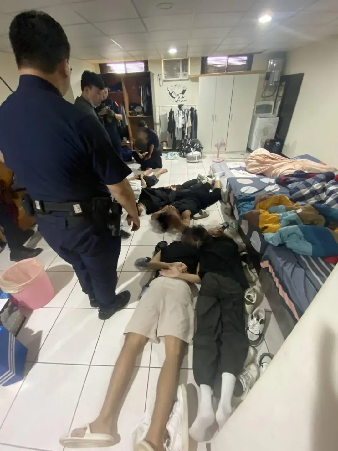 桃園警方摧毀越南詐騙車手集團,查獲超過220萬贓款與大量犯罪工具。( 圖/翻攝畫面)