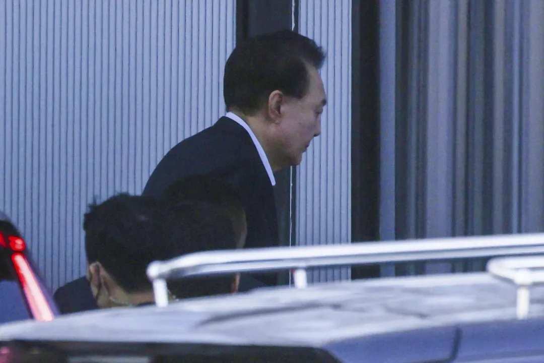 南韓總統尹錫悅15日晚間被送往拘留所關押,稍早公調處附近就發生60歲男子自焚,引發外界揣測。(圖/美聯社)