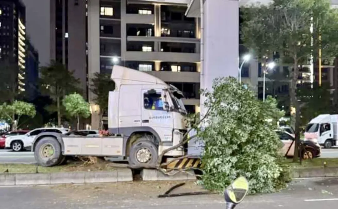 曳引車直接衝上分隔島。（圖／翻攝畫面）