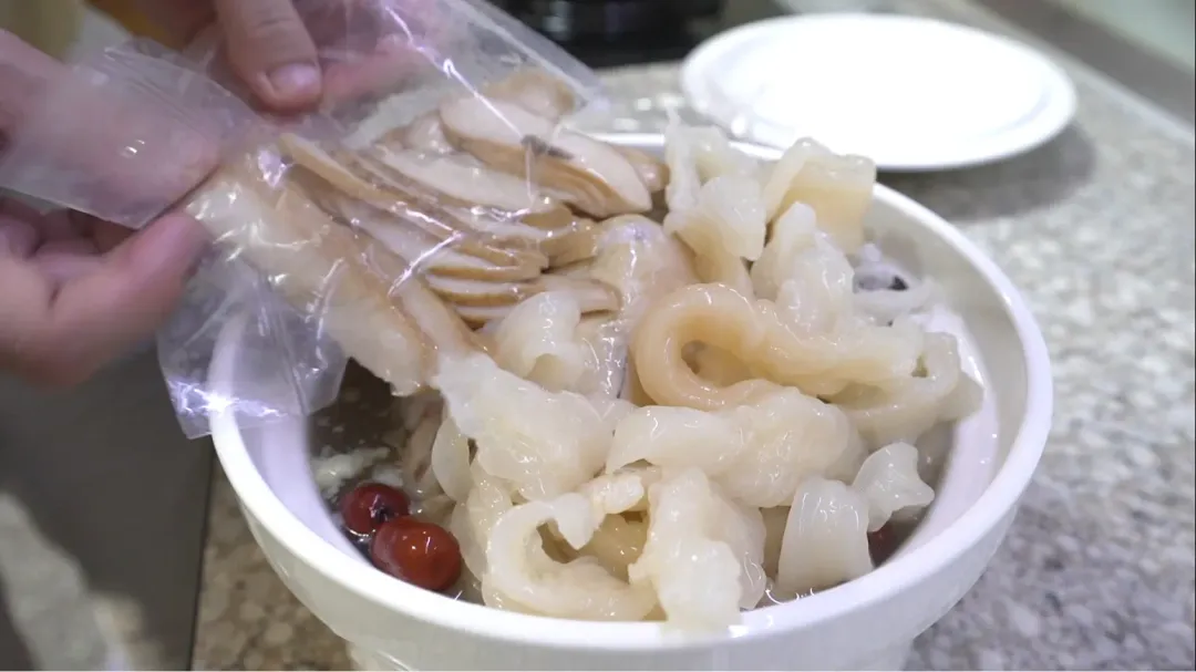 用料實在、乾濕分離的包裝設計讓消費者打開加熱即可享用美食。（圖/中天新聞攝）