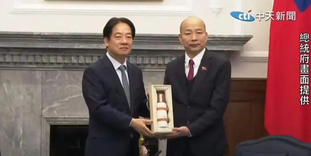 賴清德總統贈與代表團保溫瓶。（圖／中天新聞）