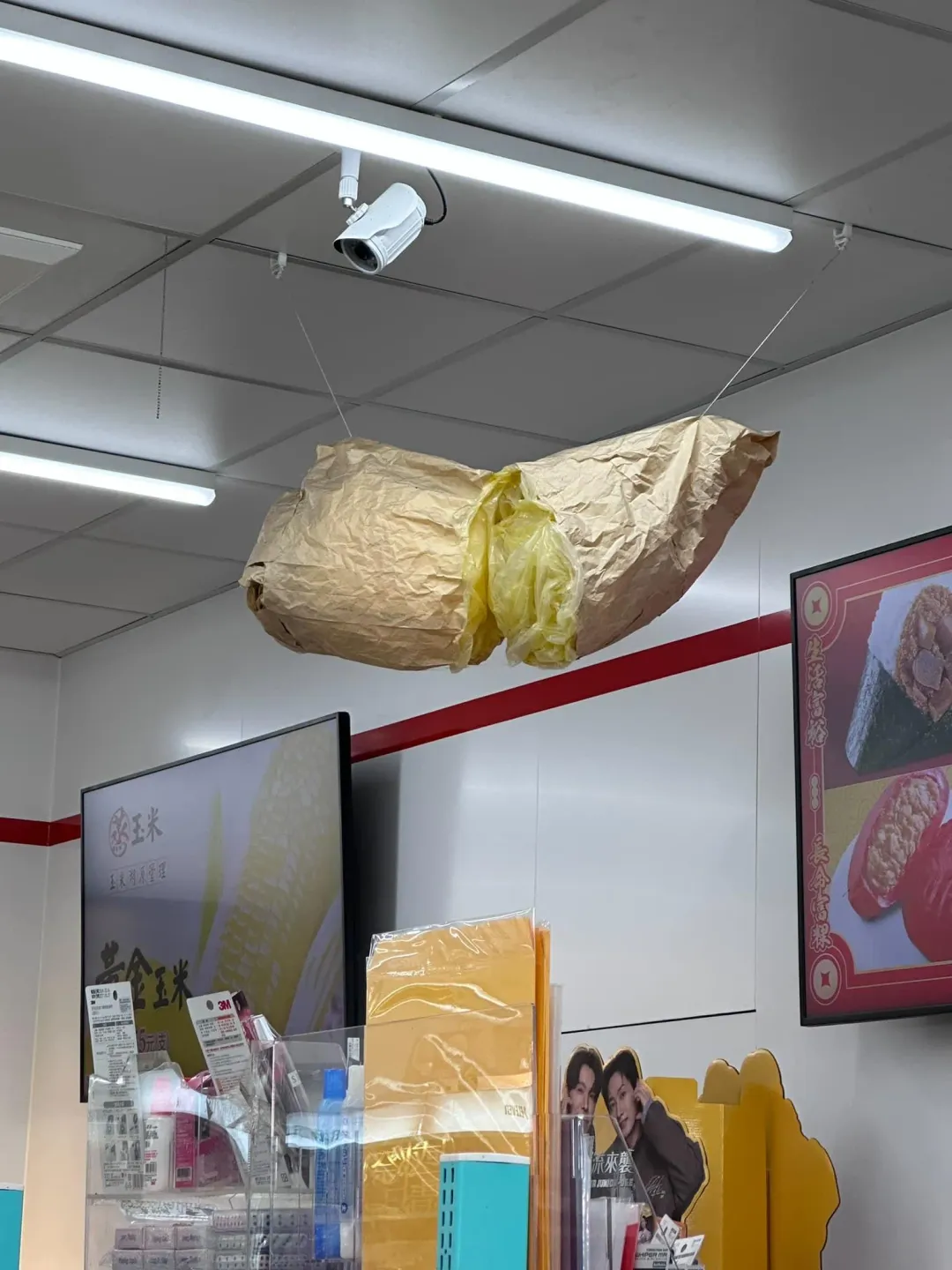 7-11店裡面竟高掛著一個裝置藝術「大地瓜」。（圖／翻攝自「路上觀察學院」臉書社團）