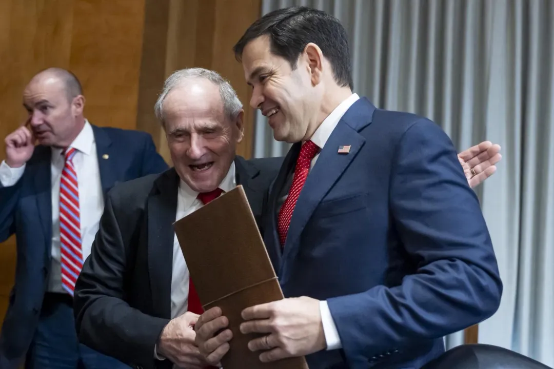美參議院外交關係委員會主席里施(Jim Risch)擁抱盧比歐。(圖/美聯社)