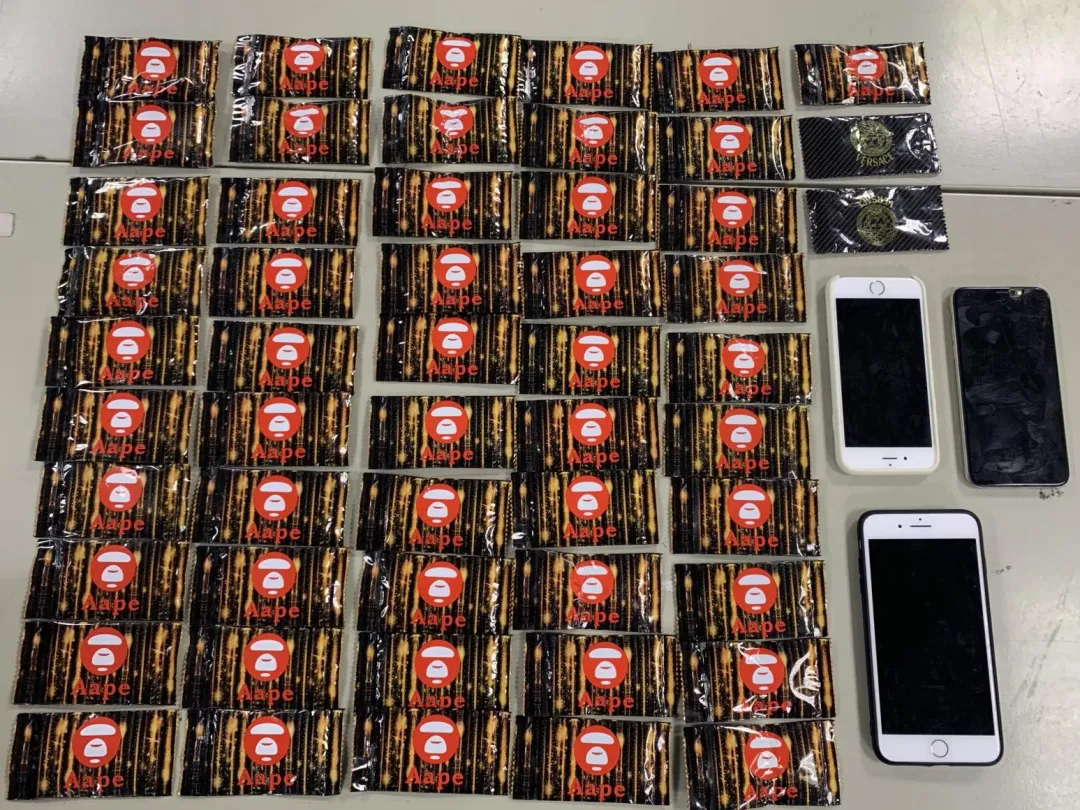 警方查獲毒品咖啡包111包,總市價約55萬5,000元。(圖/警方提供)