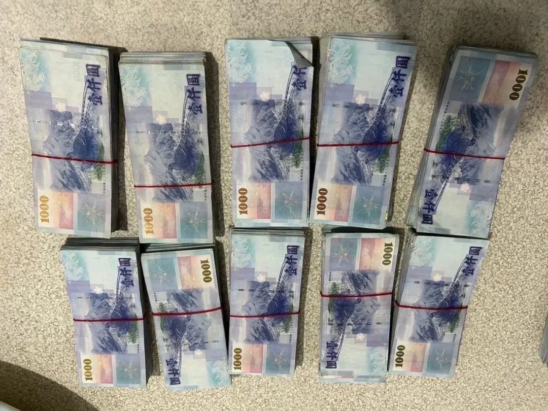 警方查獲販毒集團並查扣新台幣近140萬元現金。(圖/警方提供)