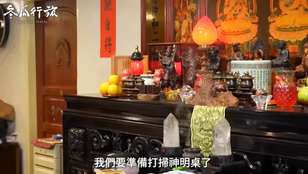 過年前家裡大掃除別忘了清理神明桌。（圖／翻攝自Youtube頻道「單程旅行社」）