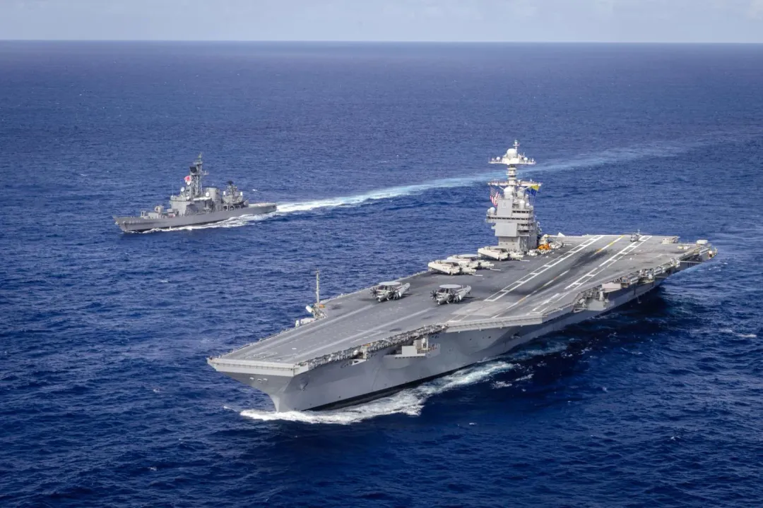 福特號航艦(圖右)與日本海上自衛隊島風號訓練艦海上編隊。(圖/美國海軍)