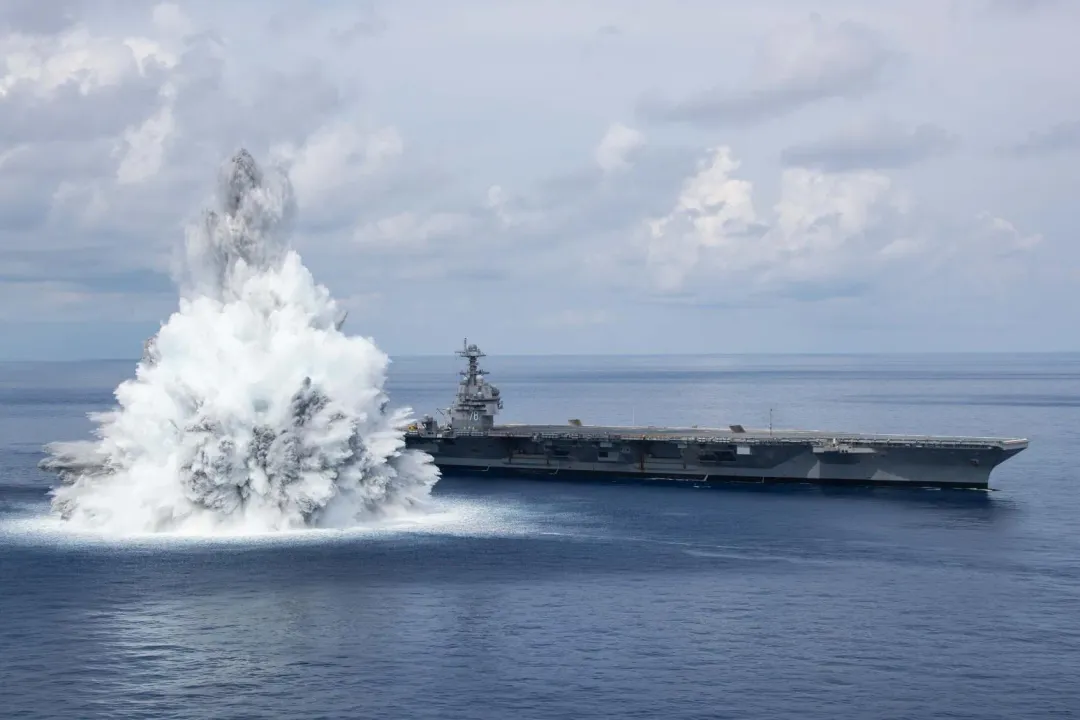 福特號航艦進行全艦爆震測試。(圖/美國海軍)