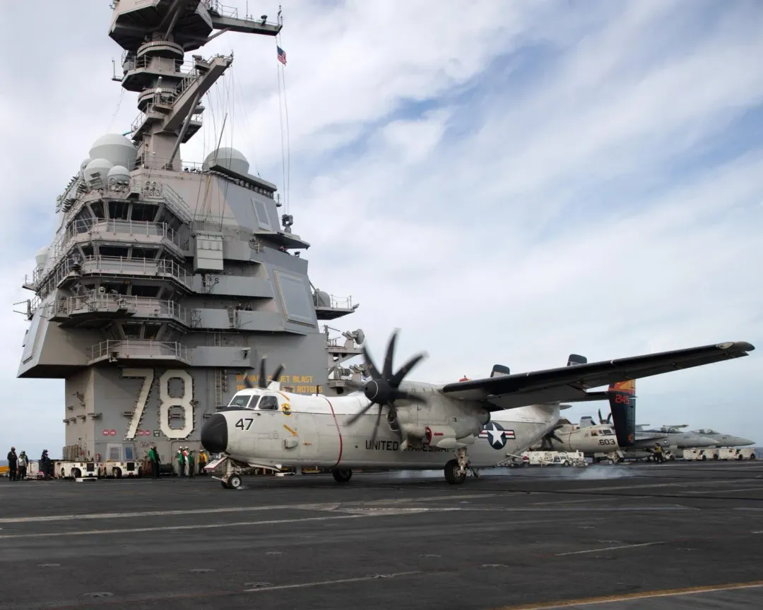 C-2A運輸機降落在福特號航艦上，背景是該艦的艦島。(圖/美國海軍)