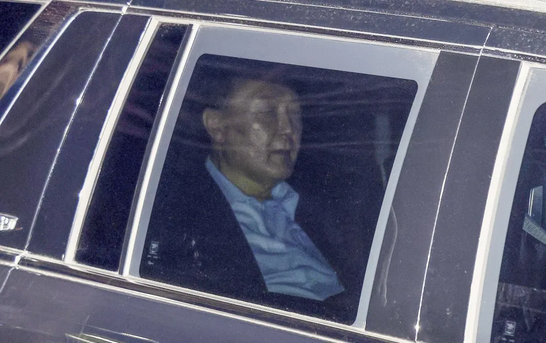 尹錫悅昨日接受公調處訊問後被押送至首爾看守所。(圖/美聯社)
