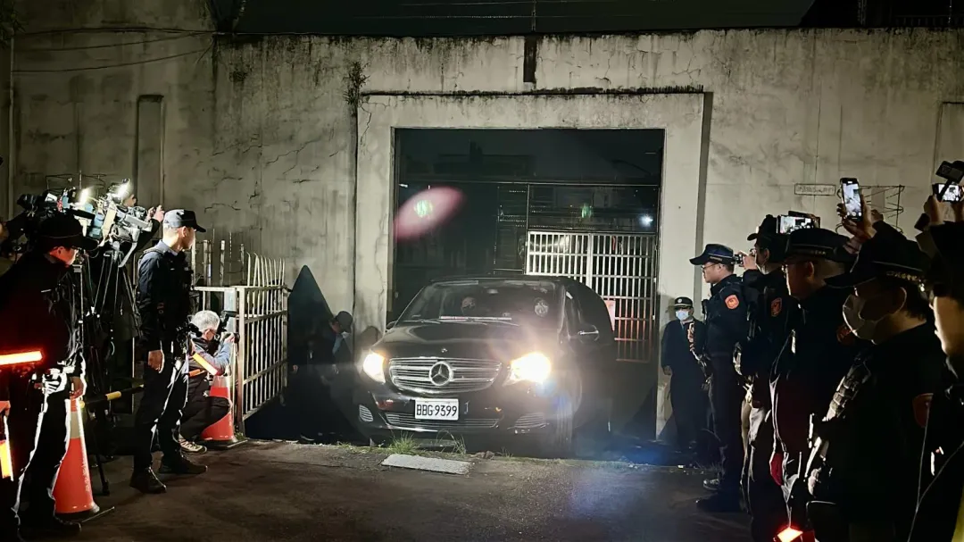 黃麟凱遺體由運體車載運駛出「生死門」送往殯儀館。(圖/塗豐駿攝)
