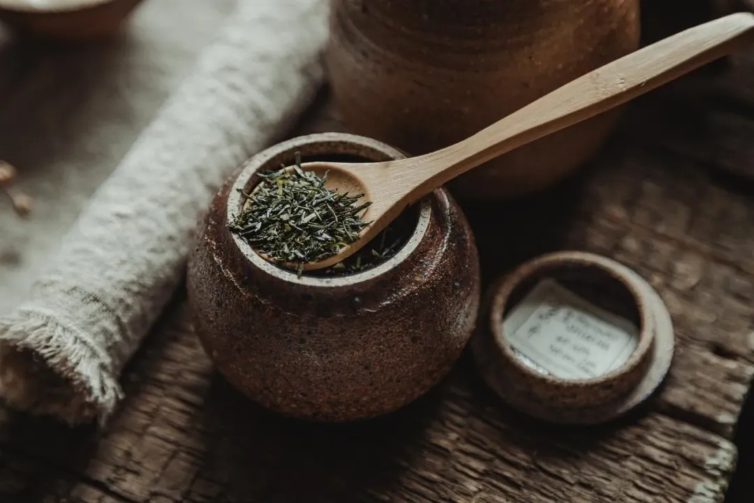 綠茶、烏龍茶等不含糖與人工添加物的純茶葉有助於消化。(圖/Pixabay)