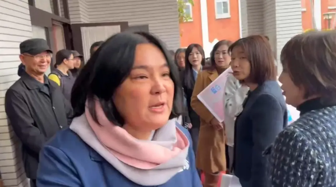 國民黨立委陳玉珍與編劇陳世杰在立院門口開槓。（圖／中天新聞）