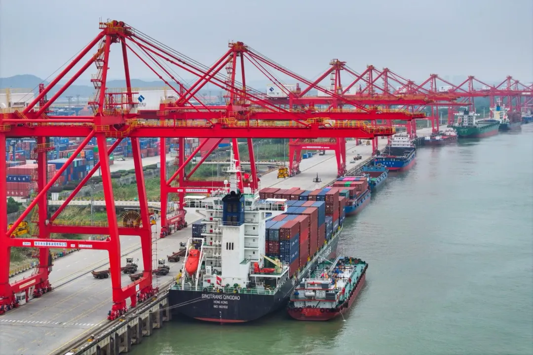 陸宣布2024年GDP增長5%。圖為貨輪停泊在南京港龍潭港區貨櫃碼頭。(圖/新華社)