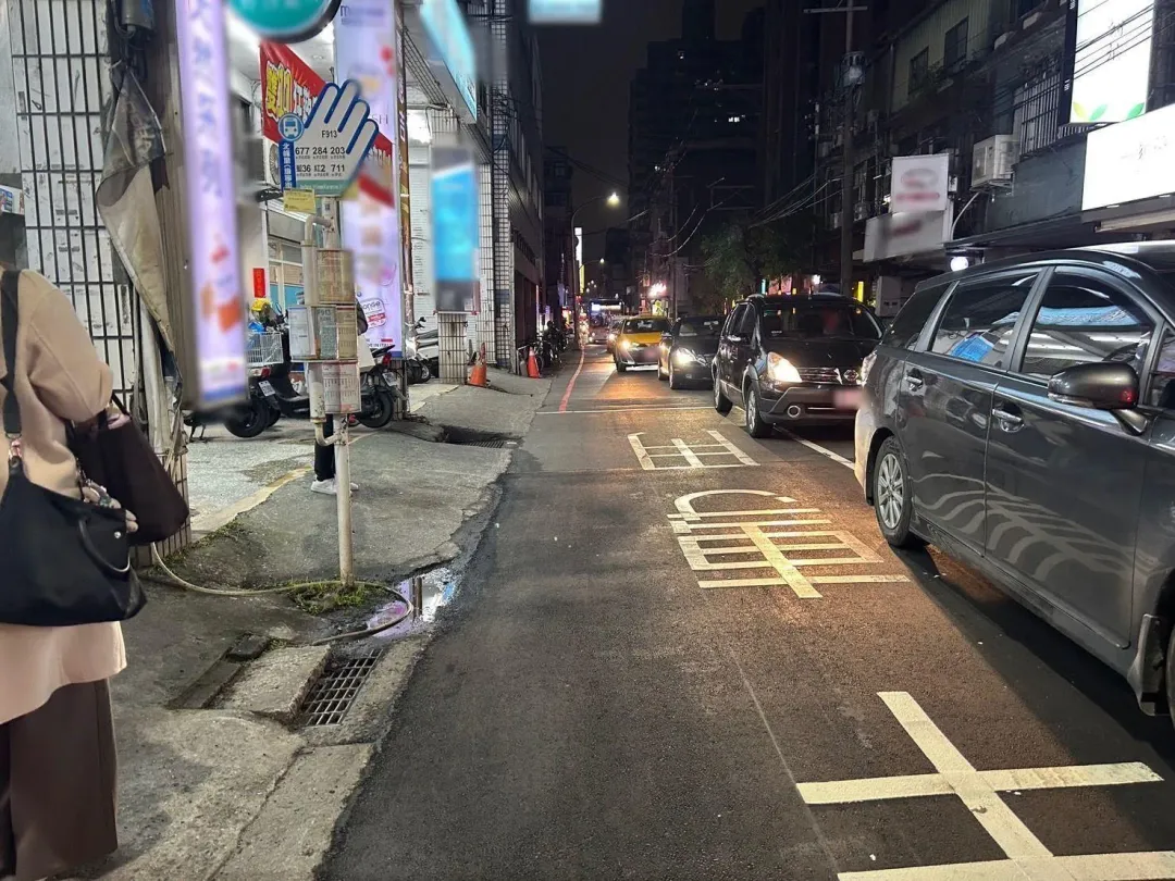 音樂製作人陳國華國中兒子，昨日晚間約7點半時，在公車站前被機車撞上。（圖／翻攝畫面）