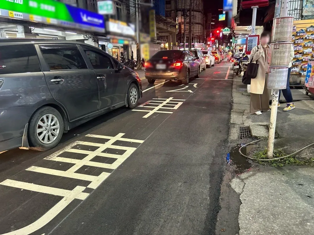音樂製作人陳國華國中兒子，昨日晚間約7點半時，在公車站前被機車撞上。（圖／翻攝畫面）
